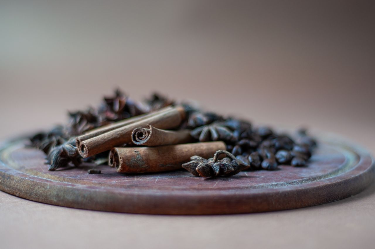 services-01 Close-up of cinnamon sticks and star anise on a wooden cutting board, perfect for spice and culinary themes.